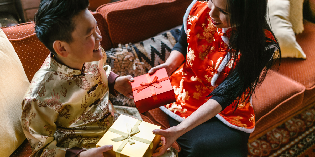 Exchanging lunar new year gifts